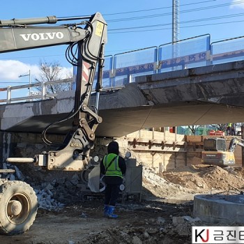 교량 가각부 확장공사 중 연석 와이어쏘절단
